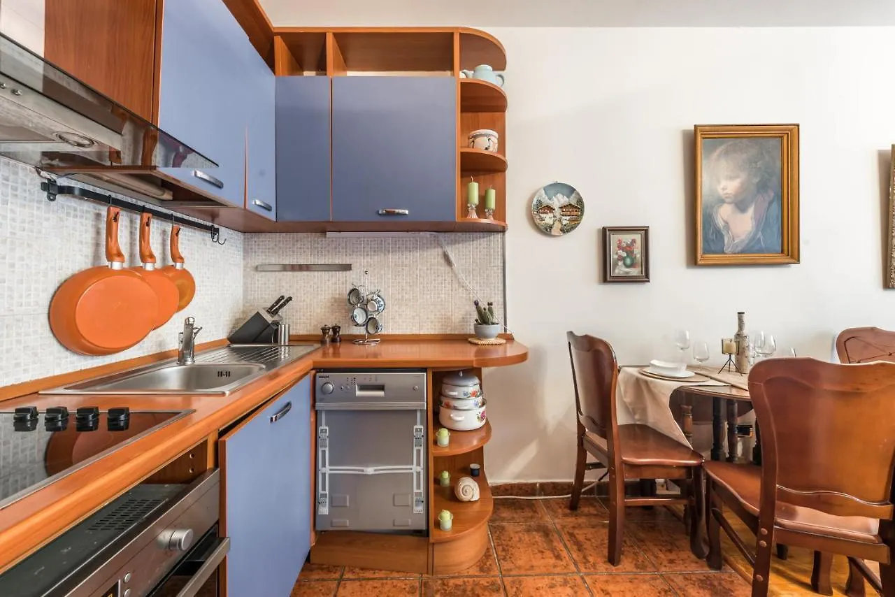 Apartment Vintage And Warm 2Br Apartament In Tirana Albania