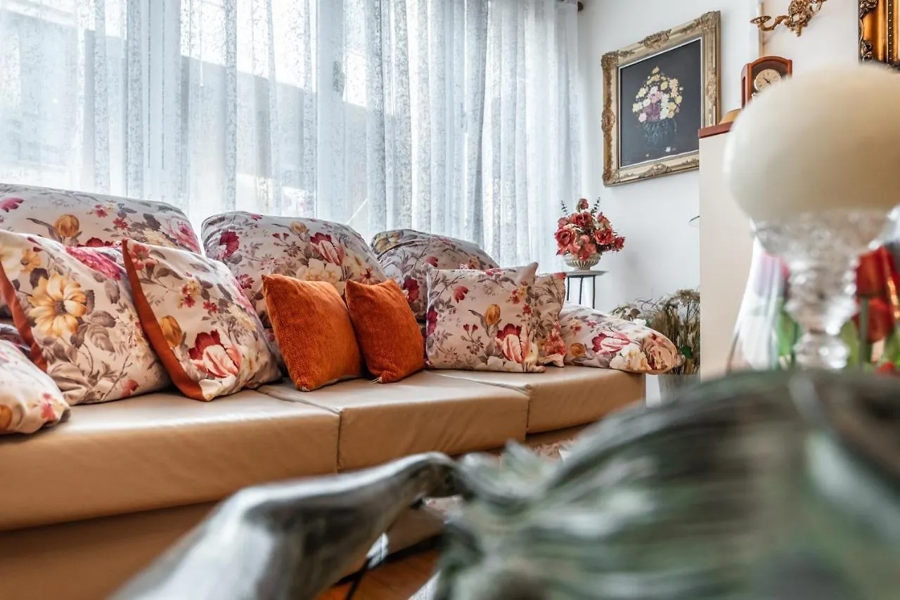 Vintage And Warm 2Br Apartament In Tirana 0*,