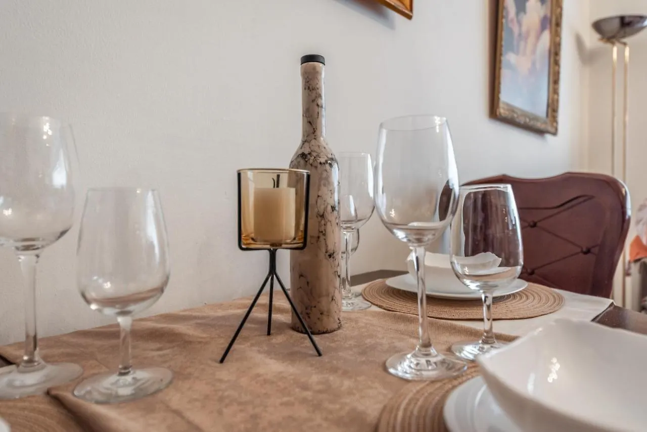 Apartment Vintage And Warm 2Br Apartament In Tirana